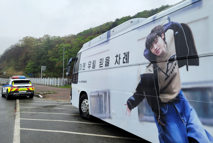 [종합] "'군복무' 진도 함께"…BTS 제이홉 조용한 입대, 약속지킨 …