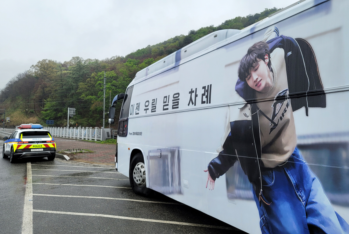 [종합] "'군복무' 진도 함께"…BTS 제이홉 조용한 입대, 약속지킨 …