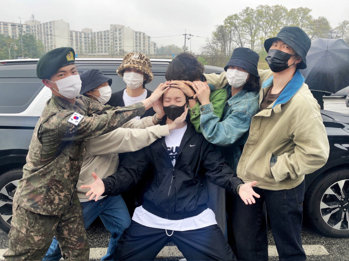 "♥제이홉 사랑해" BTS, 2번째 완전체 배웅(ft.군복입은 진)
