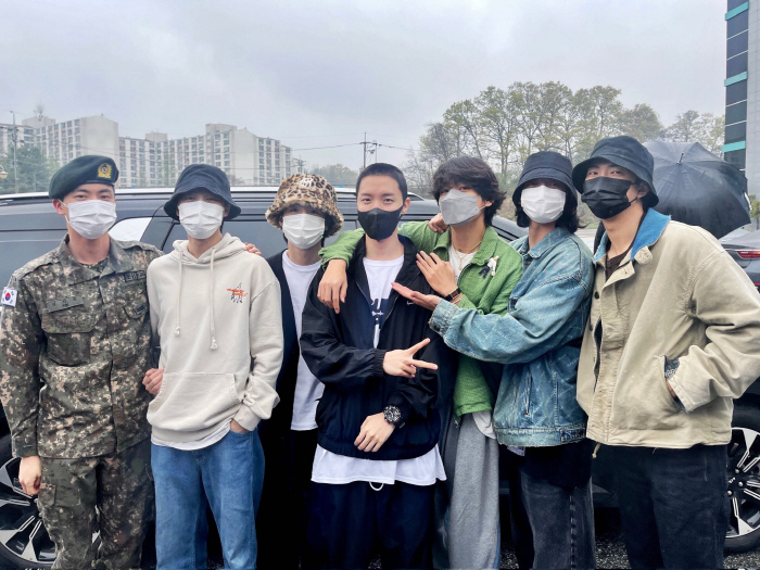 진 "다음 사람!"..'입대' 제이홉, BTS 완전체 배웅..신난 맏형
