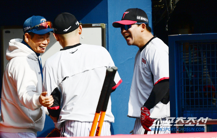 '히어로즈 시절 생각나네' 창과 방패로 만난 송지만 코치와 김민성, 서건…