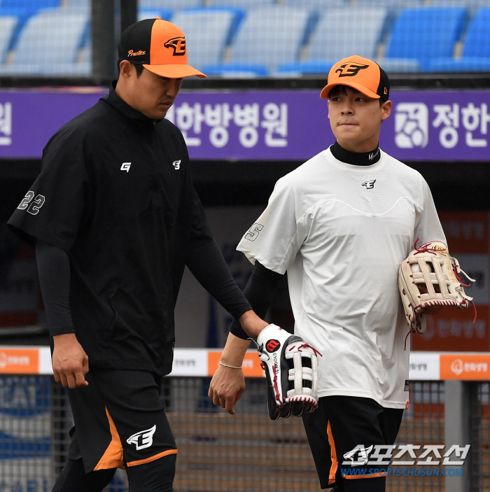 '이보다 좋은 본보기는 없다!' 연습벌레 채은성-루키 유상빈..'비 맞으…