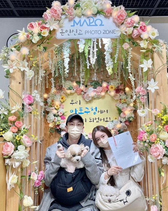 슬리피, '8살 연하' 아내♥와 늦장 혼인신고 "첫 결혼기념일에 혼인신고…