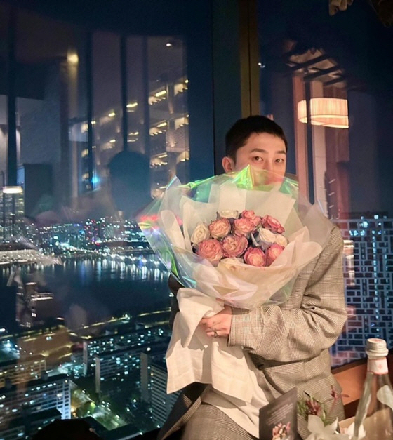 슬리피, '8살 연하' 아내♥와 늦장 혼인신고 "첫 결혼기념일에 혼인신고…