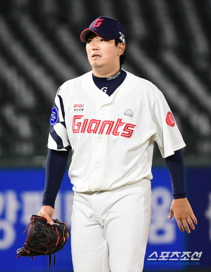 '20홀드+23세' 부산 미소천사가 돌아왔다! '첫 승+1이닝 무실점' …