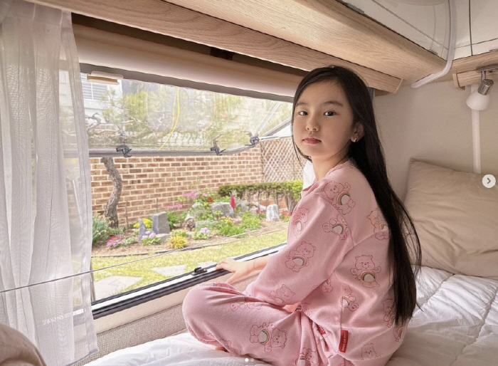 '레이먼킴♥김지우' 딸 폭풍성장 "할머니댁 마당 캠핑중" 얼마나 넓길래.…
