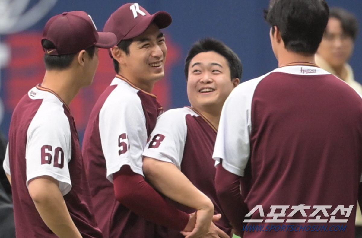 '일단 귀엽잖아~' 이정후-안우진, '고척 하리보' 김재웅 매력에 푹 빠…