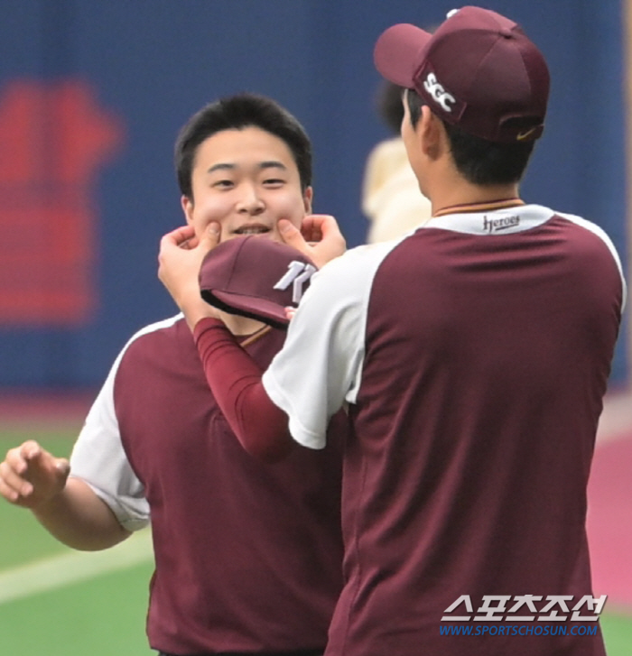 '일단 귀엽잖아~' 이정후-안우진, '고척 하리보' 김재웅 매력에 푹 빠…