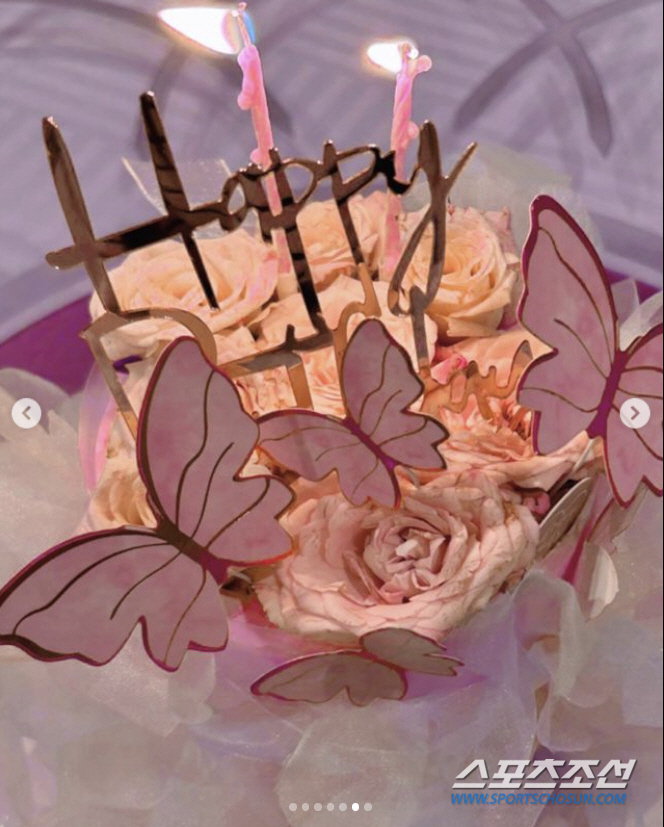 '34번째 생일' 제시카, 남자 친구는 어디가고...혼자 티아라 쓰고 러…