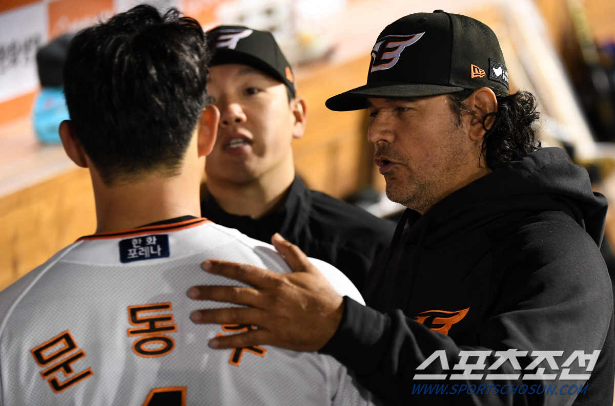 '맞았으면 또 직구' 159km 배짱투 문동주..'무섭게 성장한 독수리'