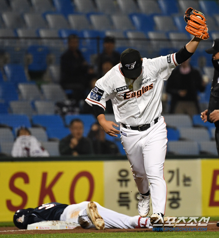 ‘야구는 센스다’ 3루수 노시환 페이크 동작에 허 찔린 주자 안재석..'…