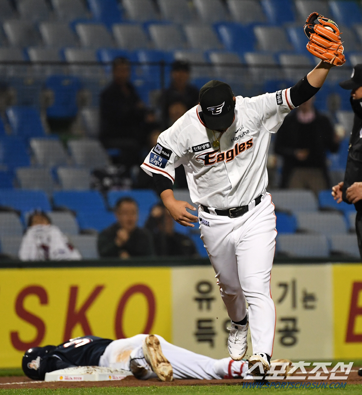 ‘야구는 센스다’ 3루수 노시환 페이크 동작에 허 찔린 주자 안재석..'…