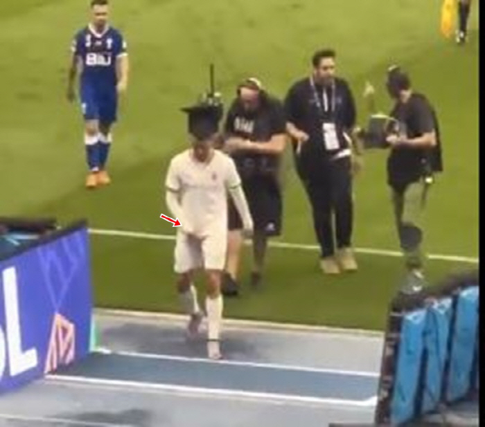 "호날두 왜이럼?" 경기中 헤드락→ "메시!"연호 팬에 음란 제스처 시전