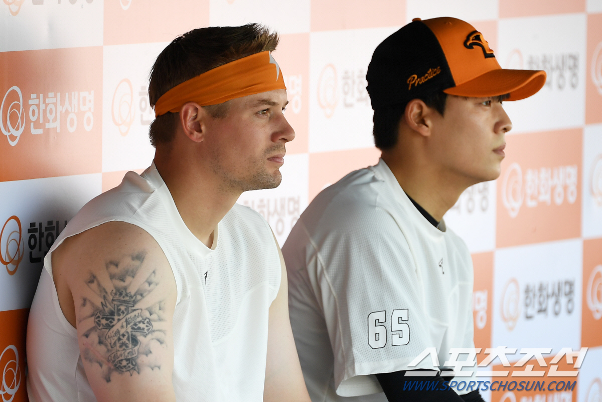 '오그레디 힘내!' 따듯한 마음 전한 수베로 감독과 이글스 동료들..'남…