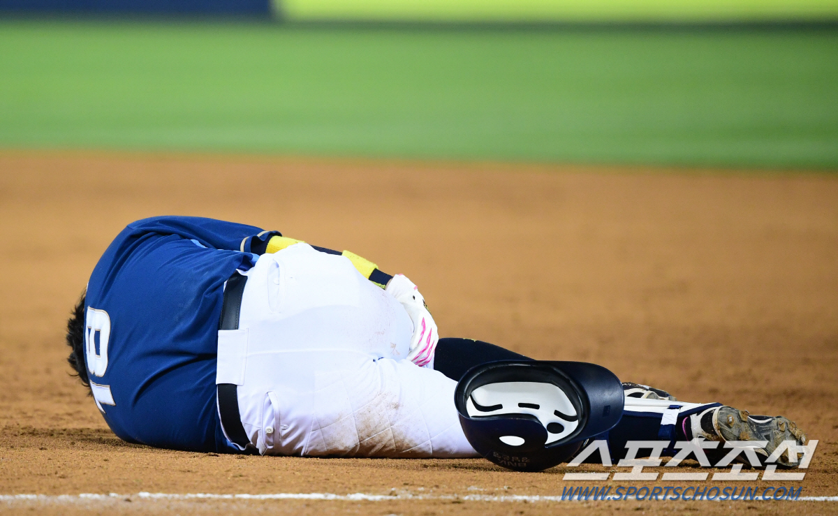 '백의종군' 박석민 전력질주하다 허벅지 통증으로 쓰러져 들것 실려나가[잠…