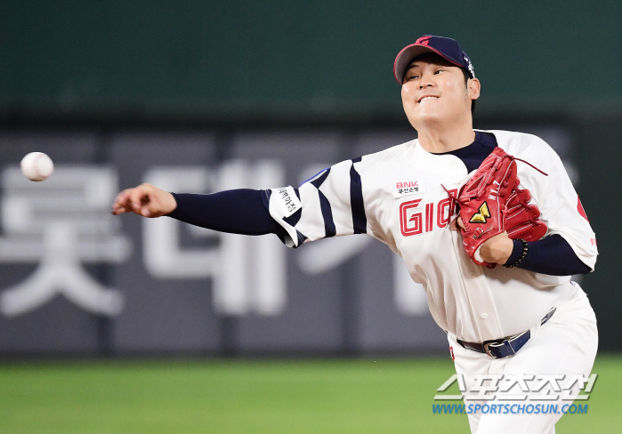 타구 직격→실책성 3루타…'불운 연속' 거인 신형 잠수함, 4이닝 5실점…