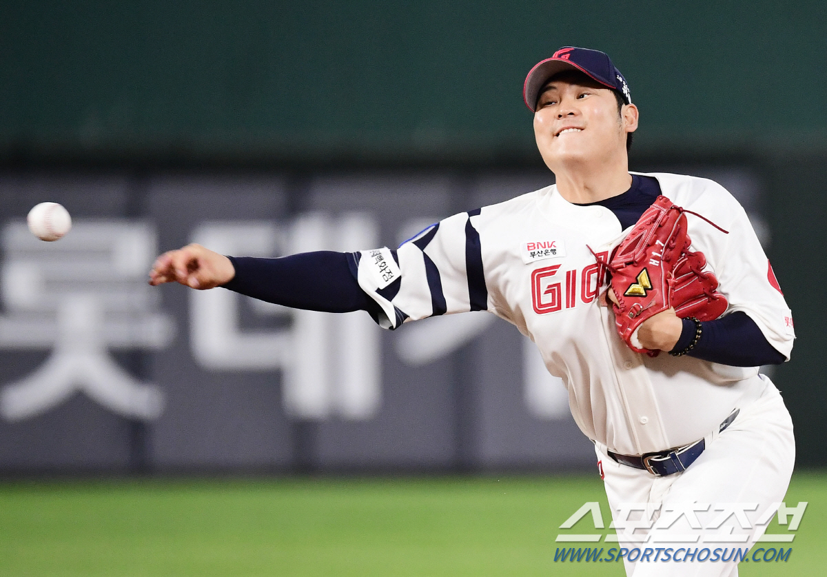 타구 직격→실책성 3루타…'불운 연속' 거인 신형 잠수함, 4이닝 5실점…