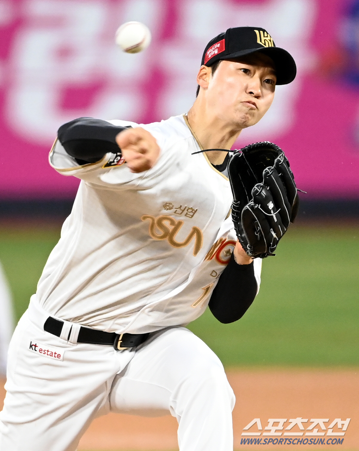 '박병호 멀티히트+엄상백 첫승' KT, 마법같은 3연승…SSG 4연패 수…