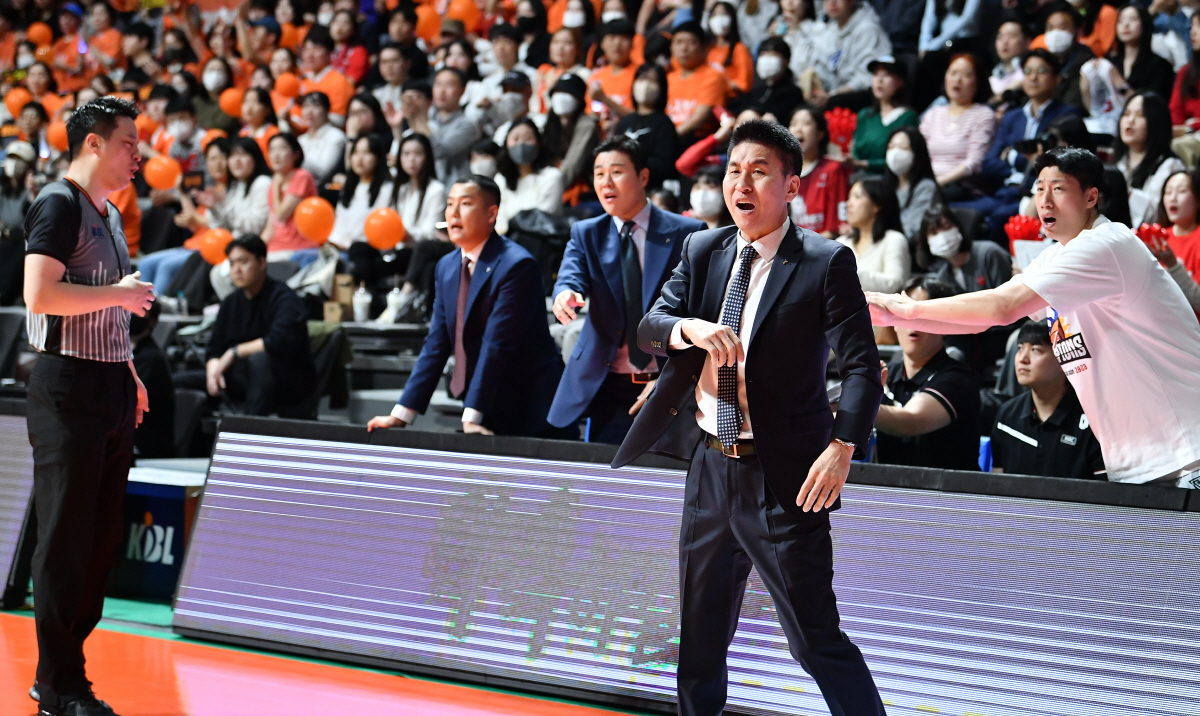 [현장인터뷰] KGC 김상식 감독 "김승기 감독 고생 많았다. 캐롯 농구…