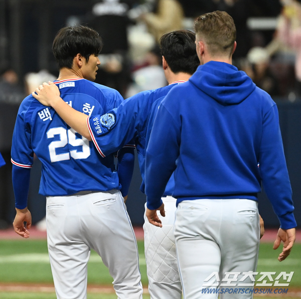 '퍼펙트 한 대기록' 앞둔 베테랑 좌완 위해 집중력 발휘한 젊은사자들, …