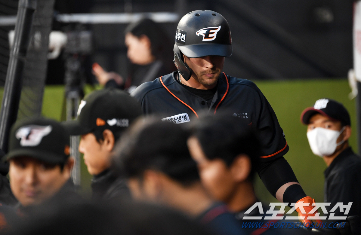 타율 아닌 OPS가 0.375…6타석 연속 삼진-8타석 7삼진, 한화 오…