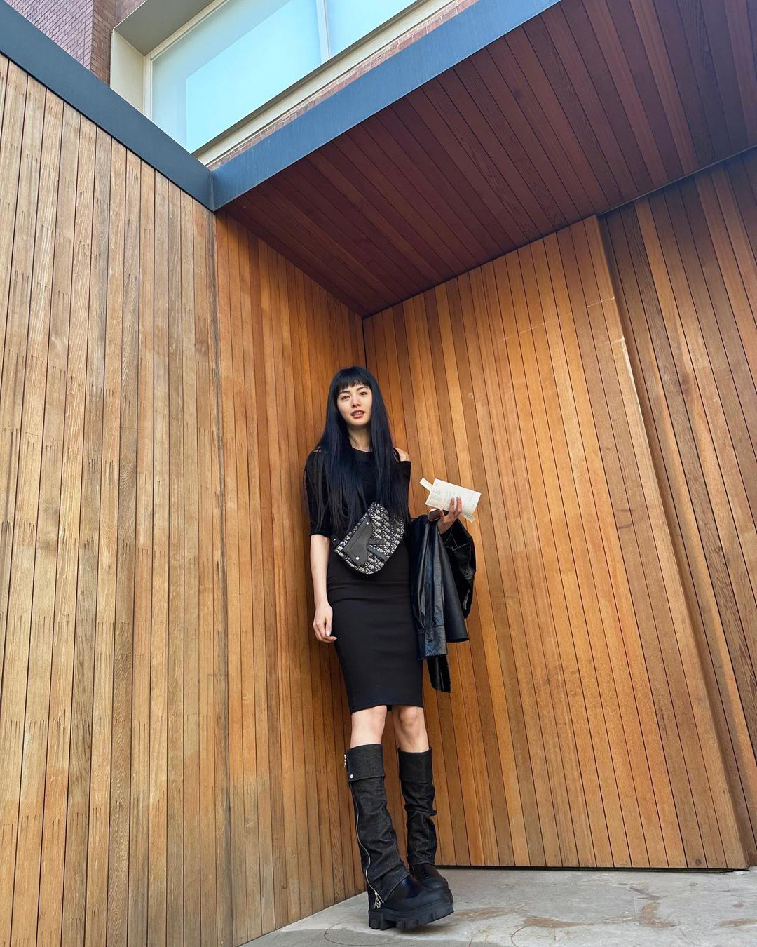 나나, 어깨에 거미줄이...적나라하게 드러낸 전신 타투