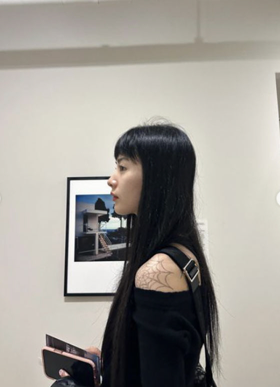 나나, 어깨에 거미줄이...적나라하게 드러낸 전신 타투