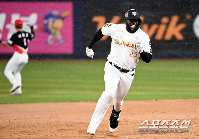 부상 병동 KT 또 악재! 타격 1위 종아리 통증으로 결장[수원 현장]