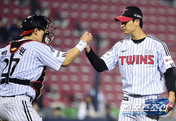 1:5→7:5 역전승. 공동 1위 등극한 염갈량 "중요한 경기, 문보경 …