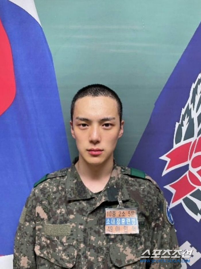 '짬밥' 보름 먹은 몬스타엑스 민혁, 눈빛이 달라졌네! '까까머리'에도 …