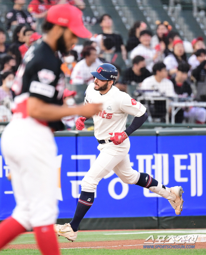 '렉스 투런+한동희 솔로포+김진욱 쾌투' 롯데, KIA 잡고 위닝시리즈 …