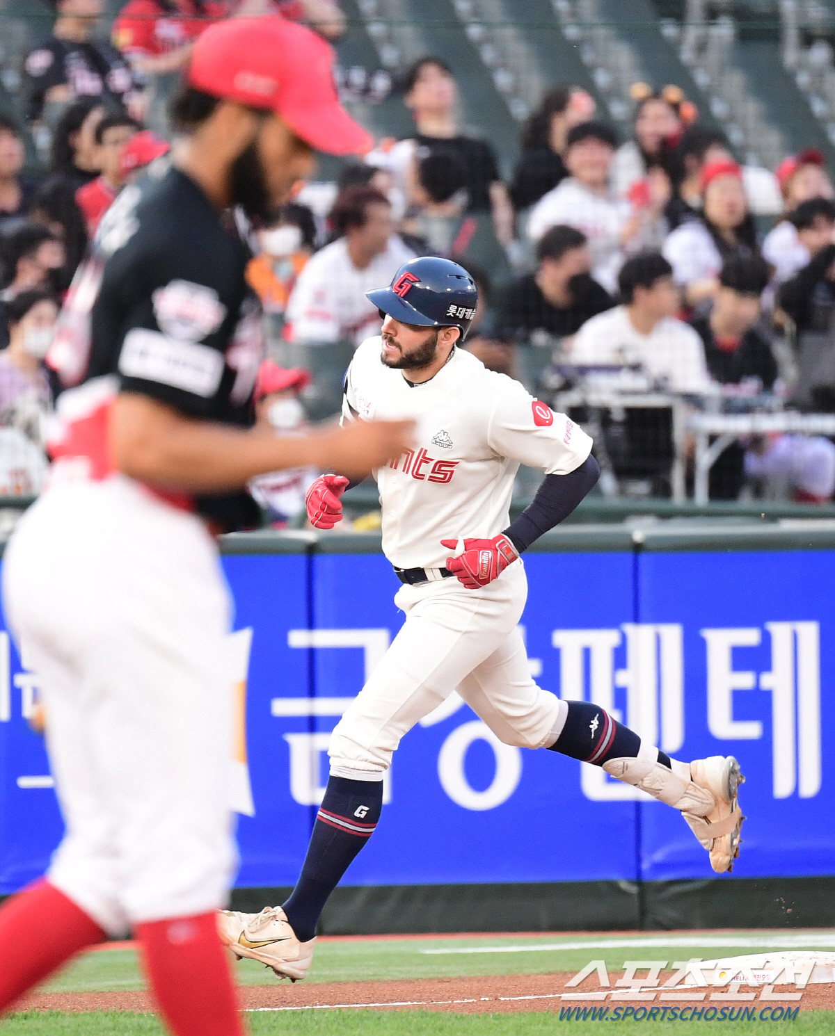 '렉스 투런+한동희 솔로포+김진욱 쾌투' 롯데, KIA 잡고 위닝시리즈 …