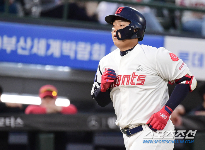 '렉스 투런+한동희 솔로포+김진욱 쾌투' 롯데, KIA 잡고 위닝시리즈 …