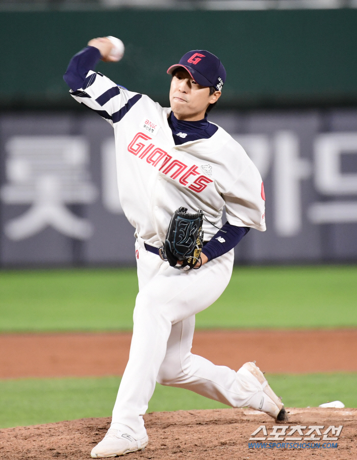 '렉스 투런+한동희 솔로포+김진욱 쾌투' 롯데, KIA 잡고 위닝시리즈 …