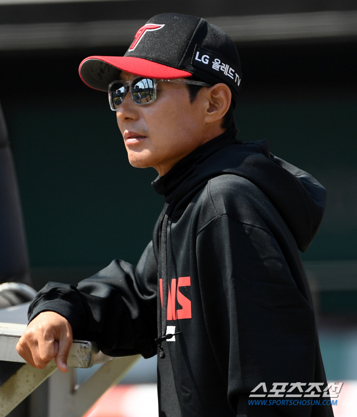 "함덕주 호투, 승리의 발판" 55번째 생일날, 부임 후 첫 단독 선두 …
