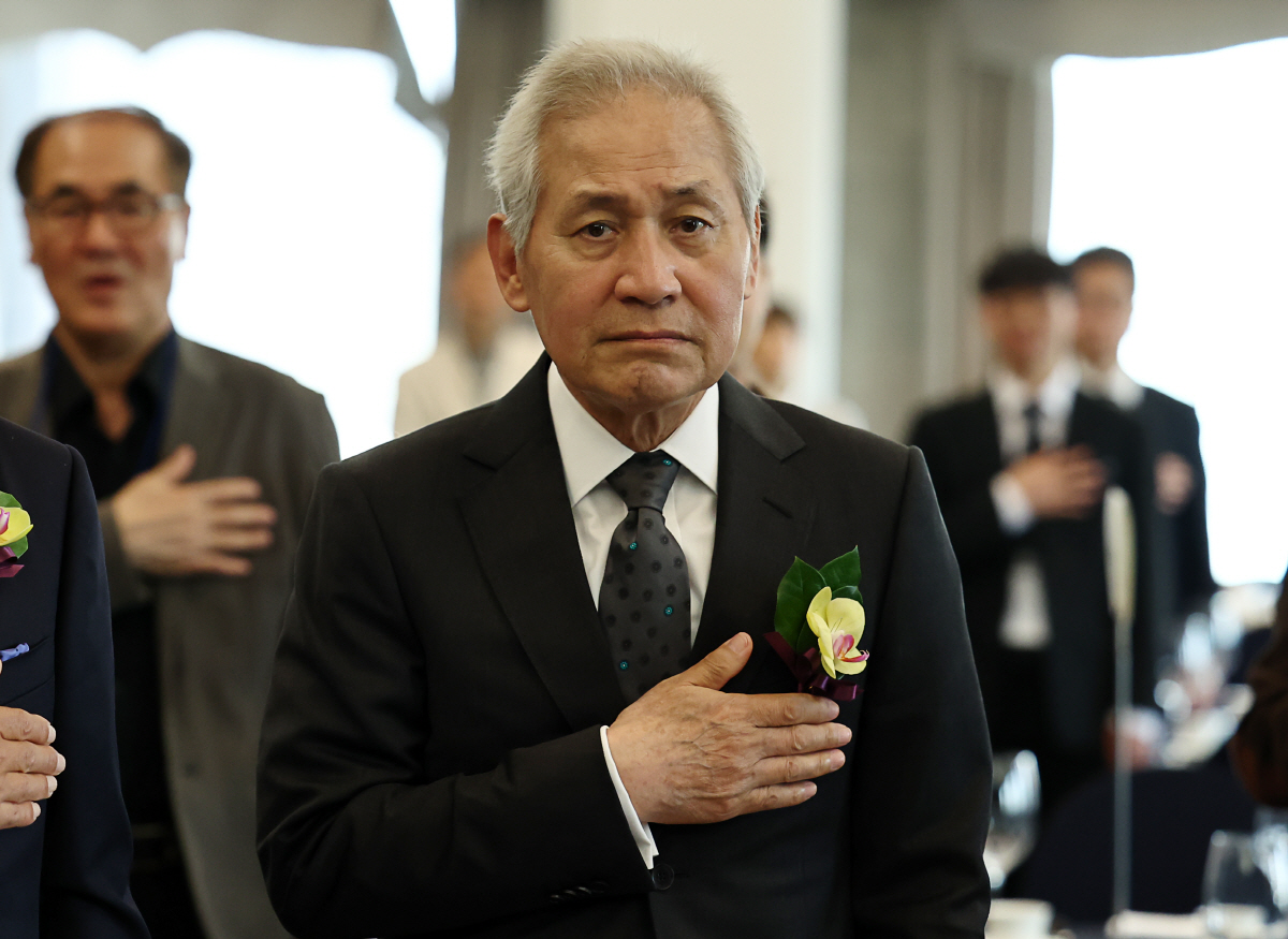 [SC이슈] "건강 회복→컴백 의지 강해"… 모자 벗고 백발 된 안성기,…