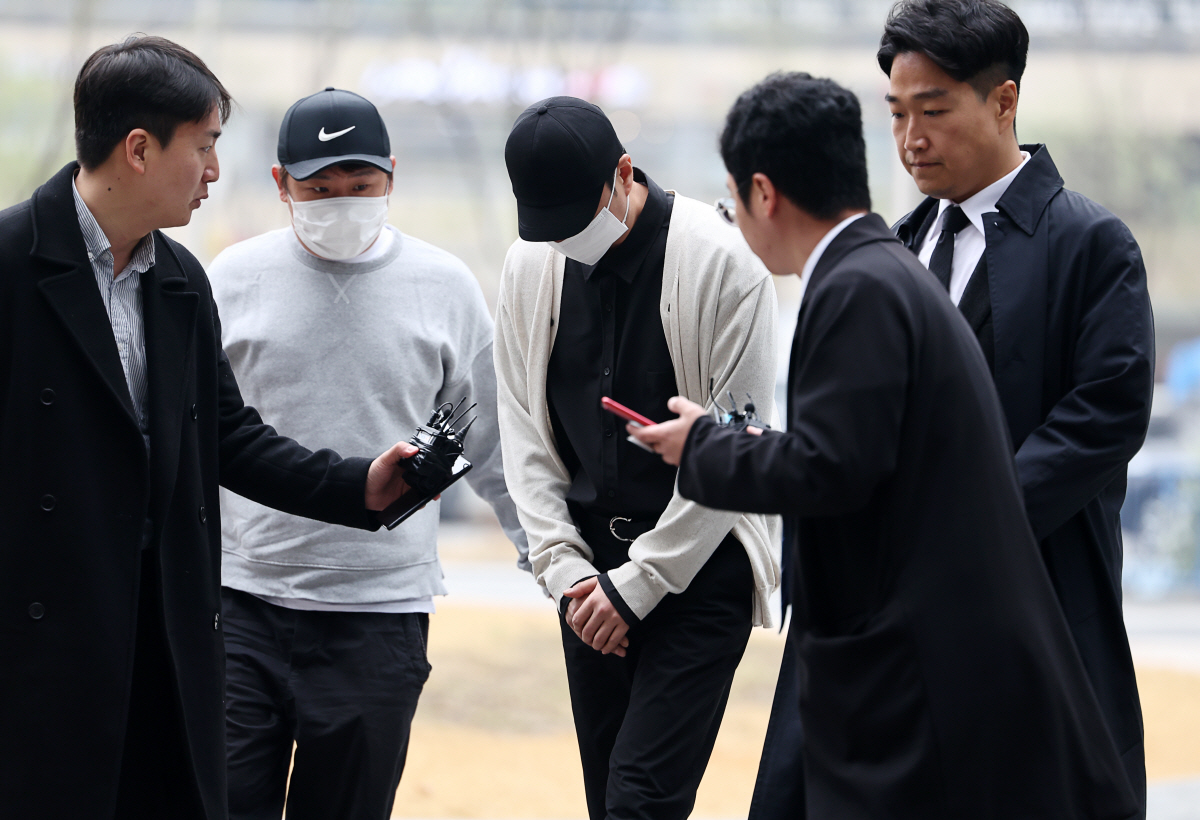 [종합] "죄송, 평생 반성"…'음주-차량 불법사용' 신혜성, 집행유예 …