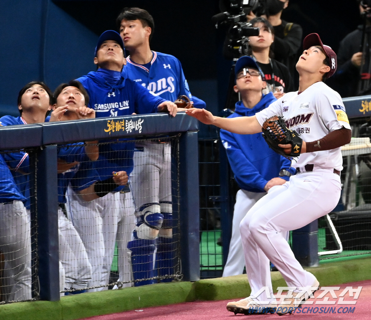 '덕아웃까지 들어갈 기세' 펜스 타고 잡아낸 김휘집 슈퍼캐치에 상대팀은 …
