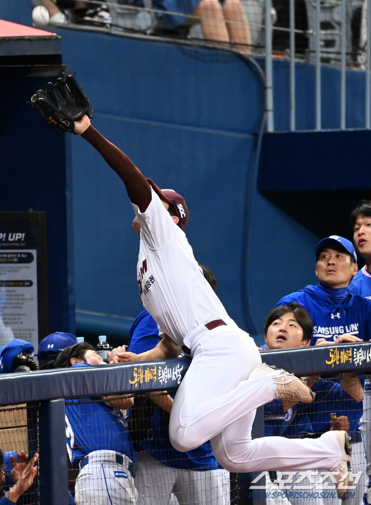 '덕아웃까지 들어갈 기세' 펜스 타고 잡아낸 김휘집 슈퍼캐치에 상대팀은 …