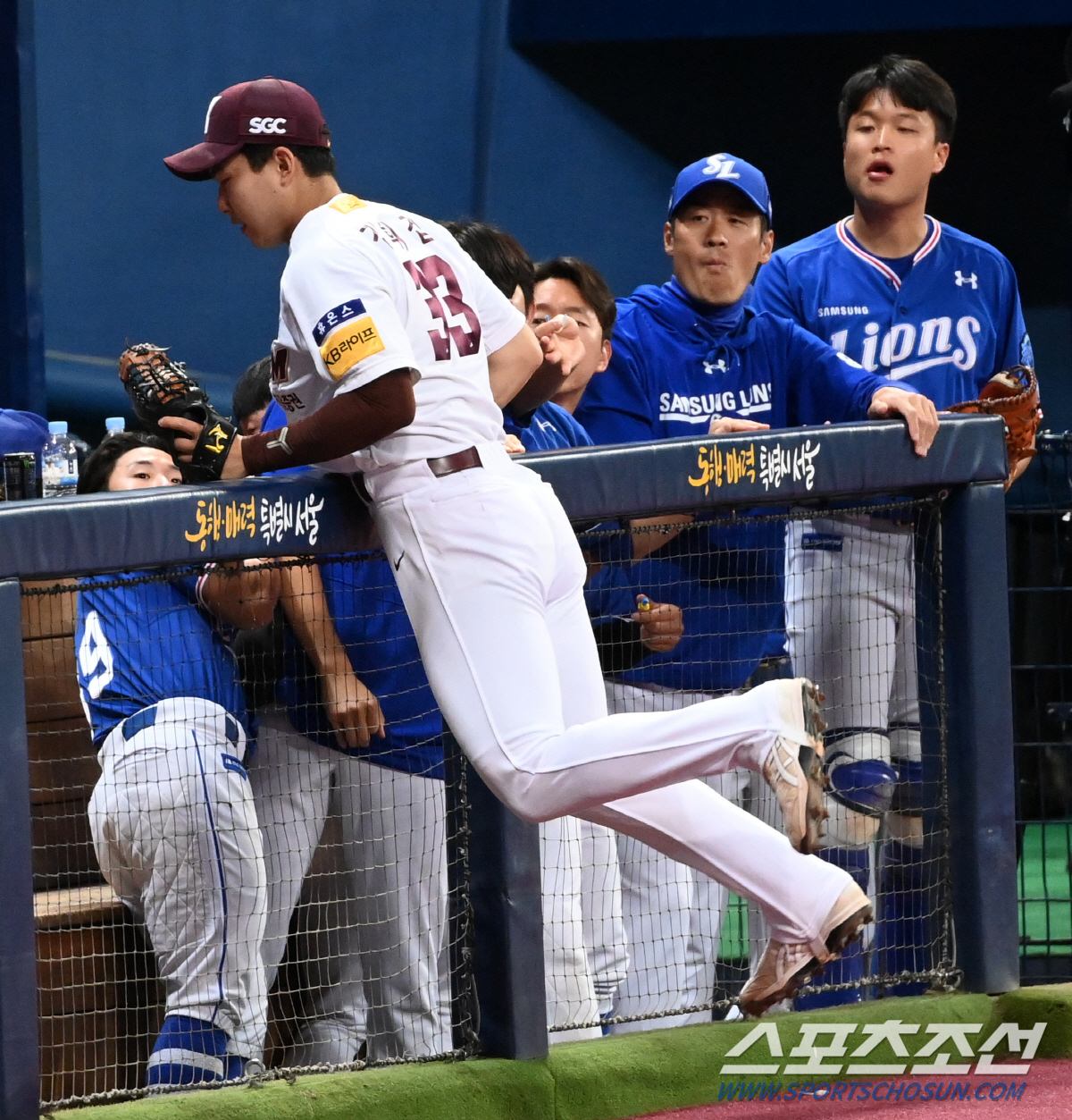 '덕아웃까지 들어갈 기세' 펜스 타고 잡아낸 김휘집 슈퍼캐치에 상대팀은 …
