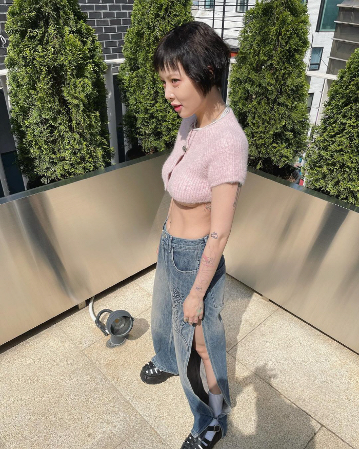 현아, 갈비뼈 드러난 '아찔' 언더붑 패션...숏컷까지 '현아답게'