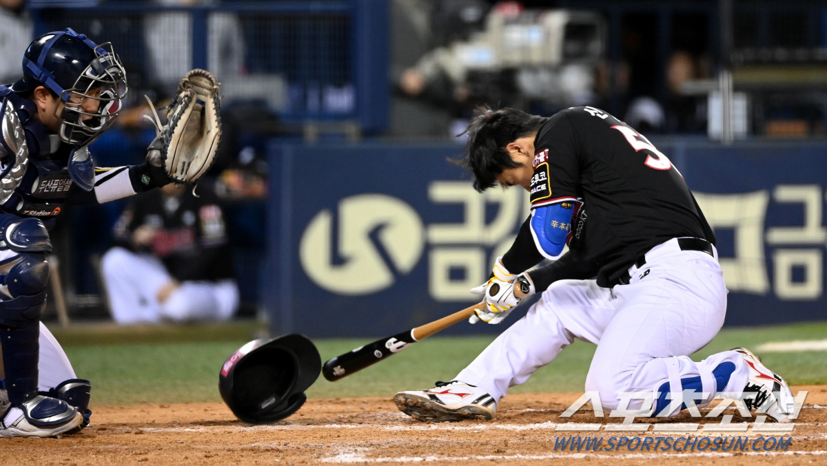 '아이고 머리야...' 아찔한 헤드샷에 머리 감싸쥔 두 남자...그래도 …