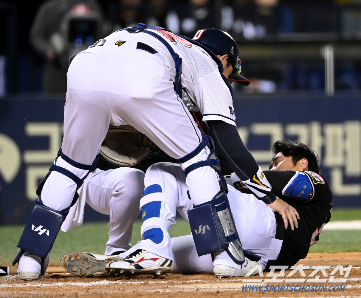 '아이고 머리야...' 아찔한 헤드샷에 머리 감싸쥔 두 남자...그래도 …