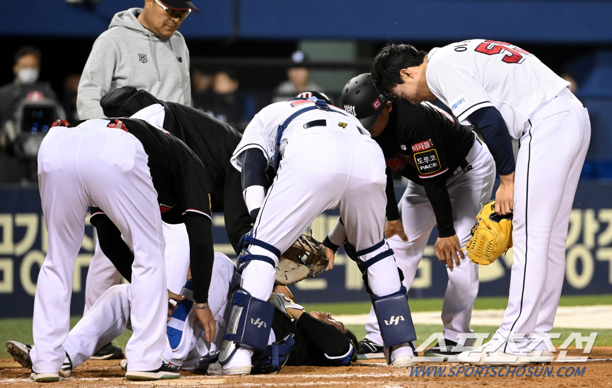 '아이고 머리야...' 아찔한 헤드샷에 머리 감싸쥔 두 남자...그래도 …