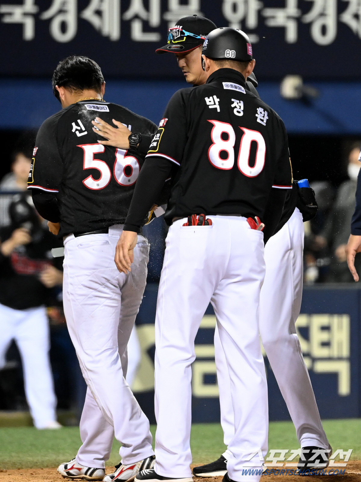 '아이고 머리야...' 아찔한 헤드샷에 머리 감싸쥔 두 남자...그래도 …