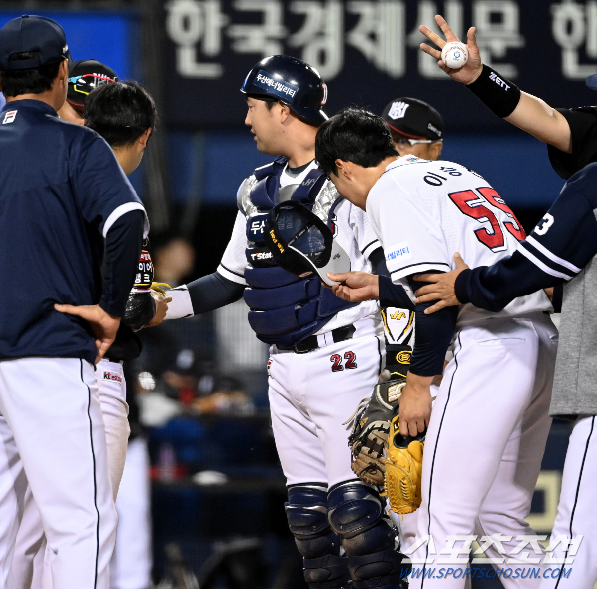 '아이고 머리야...' 아찔한 헤드샷에 머리 감싸쥔 두 남자...그래도 …