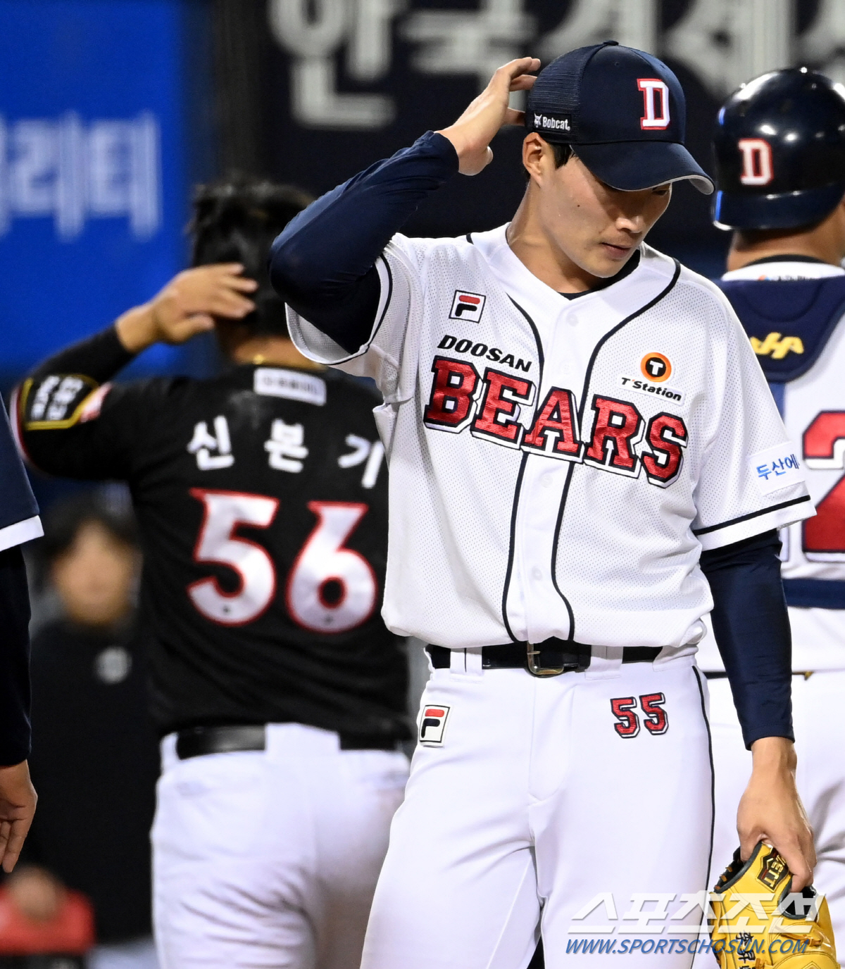 '아이고 머리야...' 아찔한 헤드샷에 머리 감싸쥔 두 남자...그래도 …