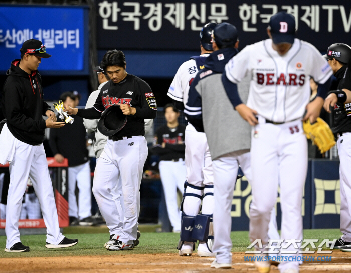'아이고 머리야...' 아찔한 헤드샷에 머리 감싸쥔 두 남자...그래도 …