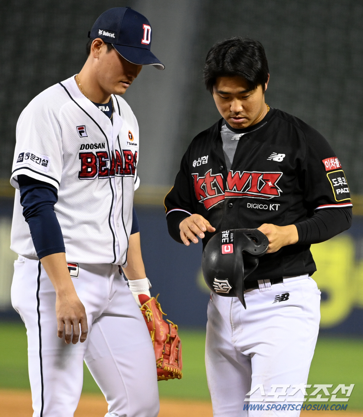 '아이고 머리야...' 아찔한 헤드샷에 머리 감싸쥔 두 남자...그래도 …