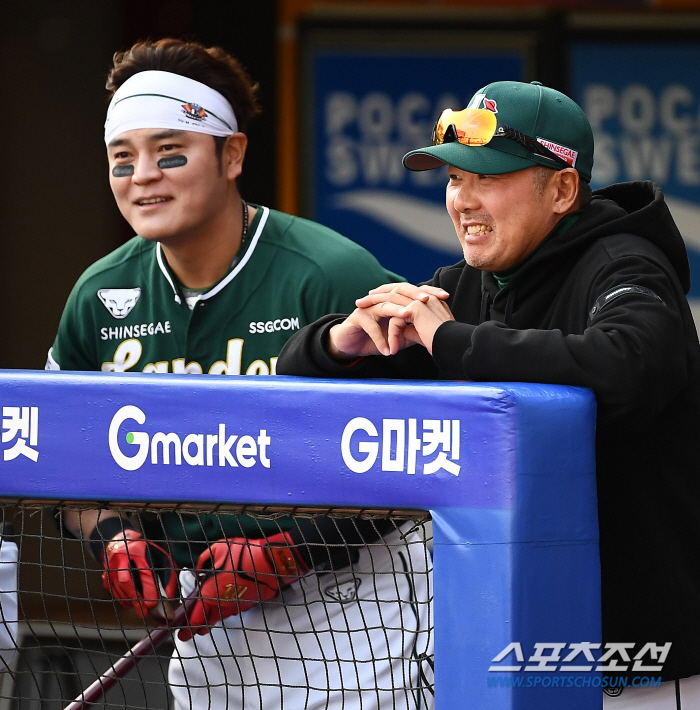 '흐뭇한 삼촌 미소' 이진영 코치·추신수·김원형 감독..'개념 시구는 언…
